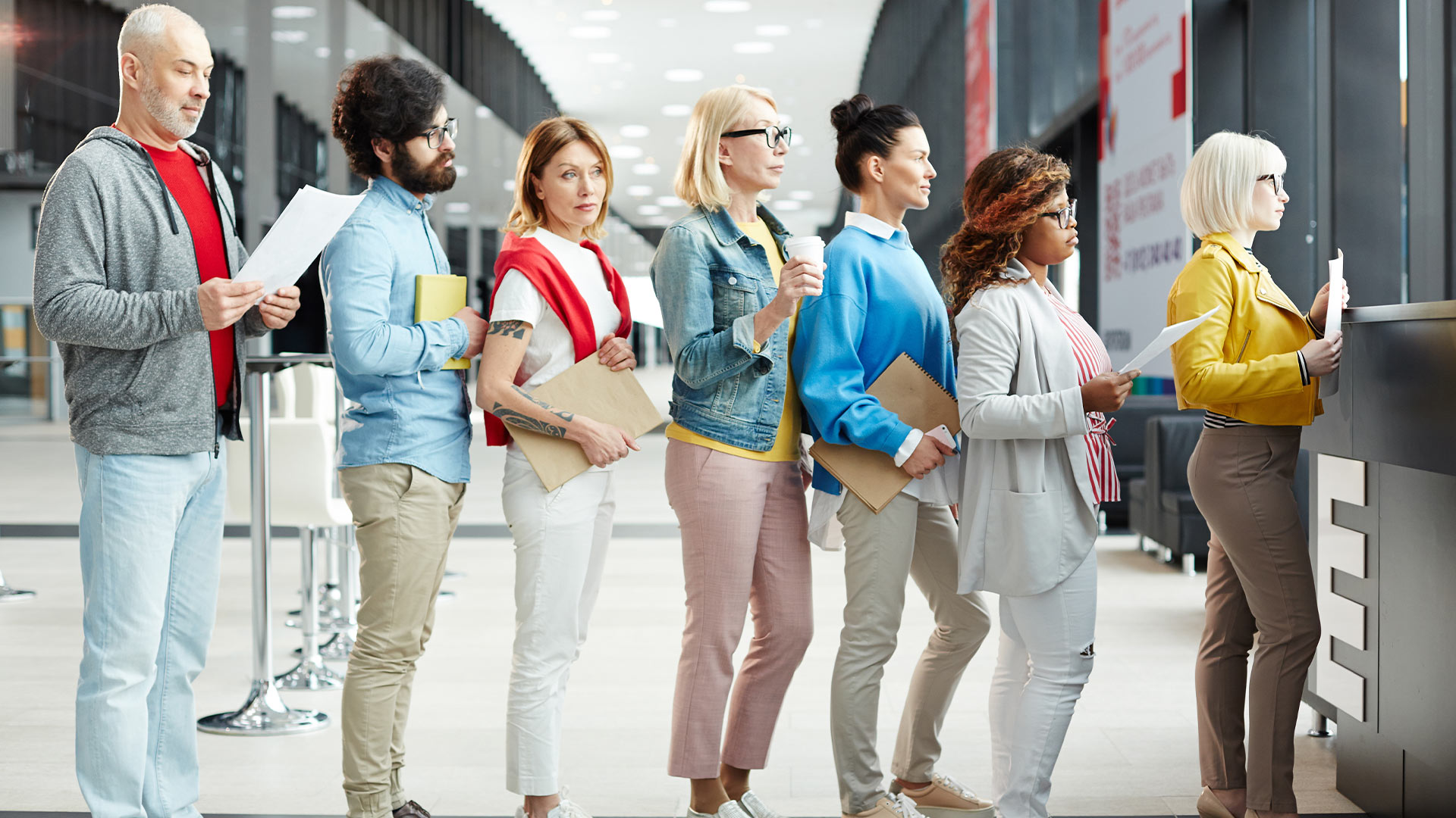 Travel Etiquette in the UK: Politeness, Queues & Small Talk