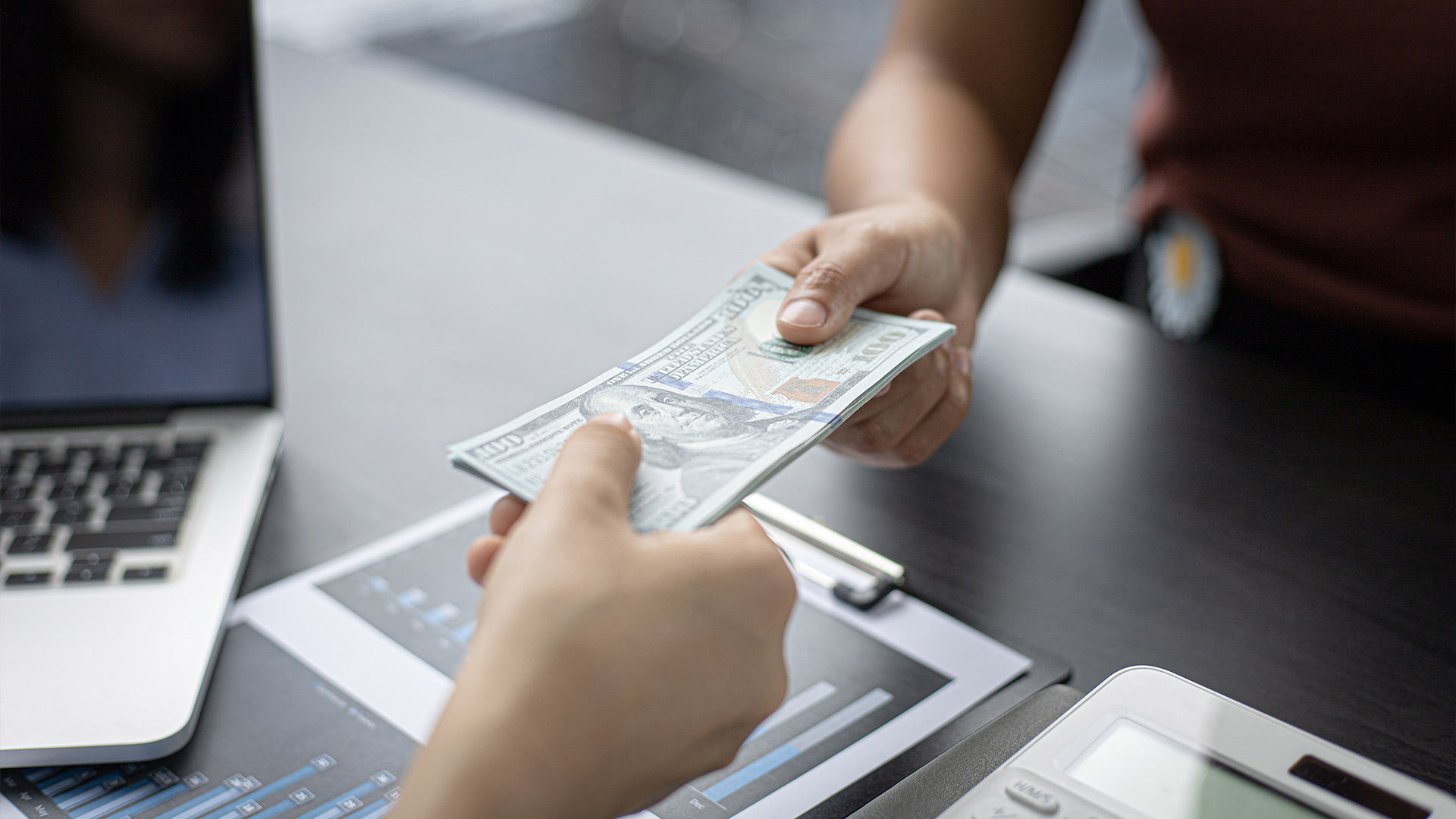 Best Ways to Exchange Currency Abroad: Banks vs Airports vs Apps