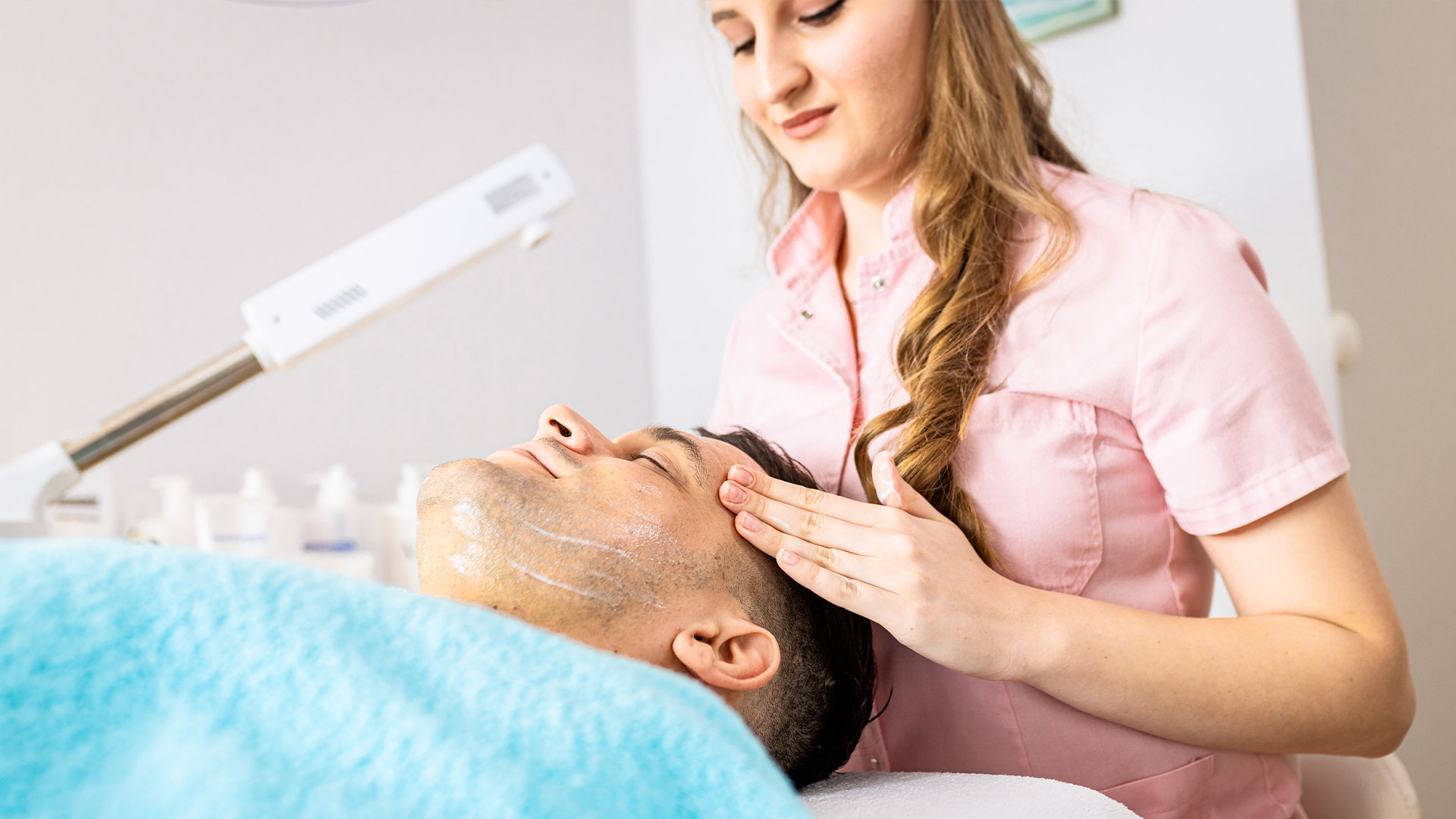 Aromatherapy for Aging Gracefully: Best Essential Oils to Rejuvenate Your Skin